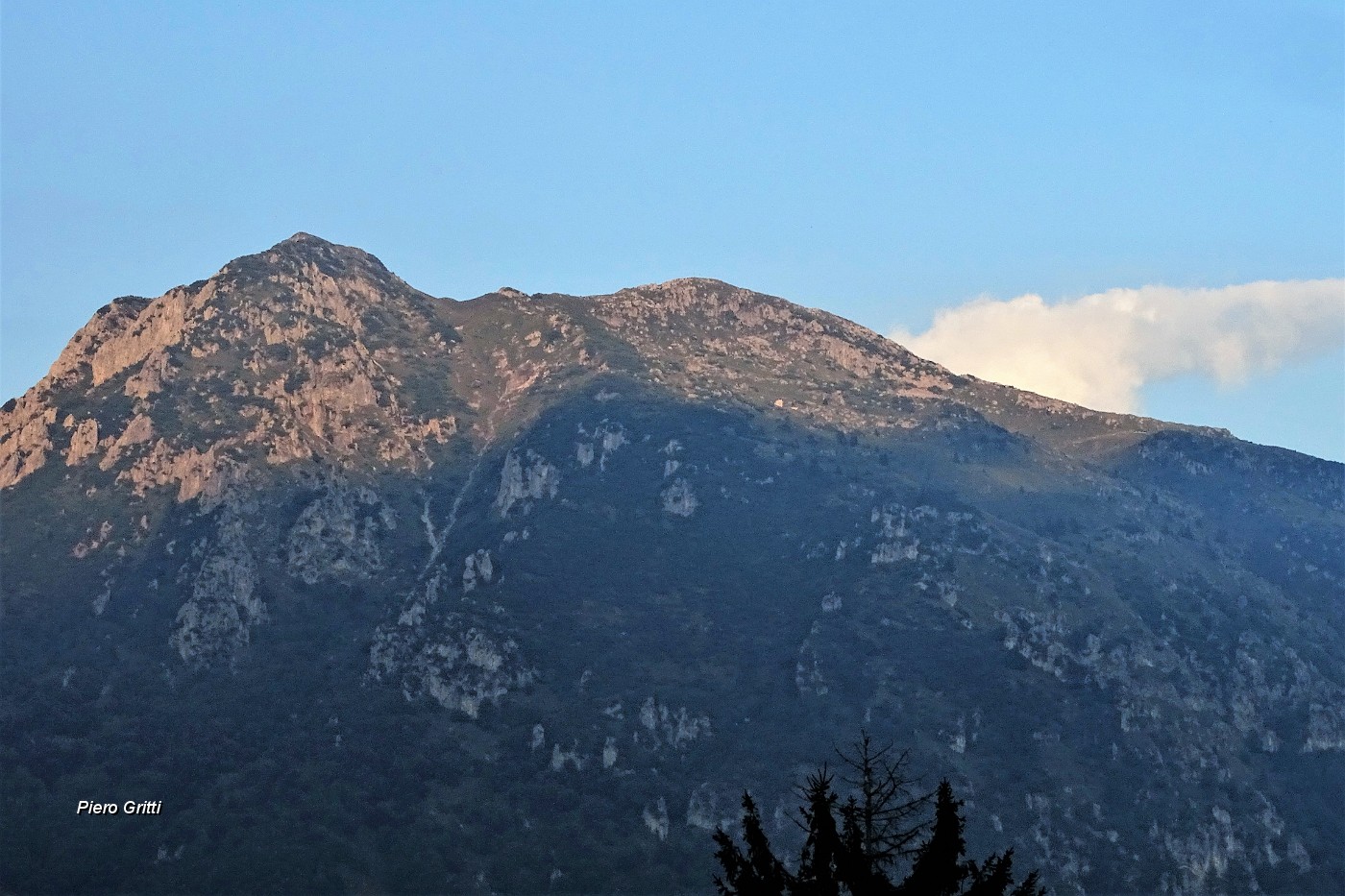 96 Vista sul Monte Venturosa dal sent. 153 per Capo Foppa.JPG